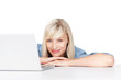 schöne blonde frau am laptop