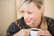 Foto: lächelnde frau genießt ihren kaffee lächelnde frau genießt ihren kaffee