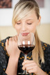 Foto: frau genießt rotwein frau genießt rotwein