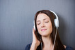 junge frau hört musik