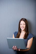 junge frau mit laptop