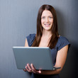 junge frau mit laptop