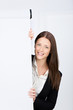 junge frau schaut am flipchart vorbei