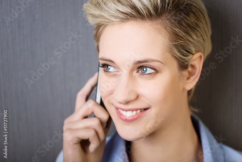 Photo: portrait frau mit handy portrait frau mit handy