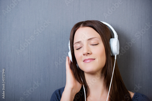 Photo: junge frau hört musik junge frau hört musik