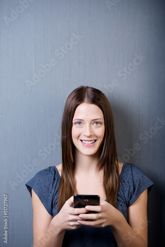 Photo: junge frau mit ihrem handy junge frau mit ihrem handy