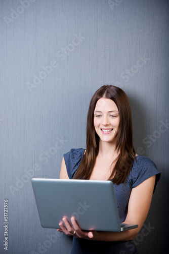 Photo: junge frau mit laptop junge frau mit laptop
