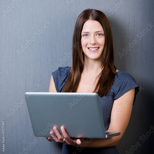 Photo: junge frau mit laptop junge frau mit laptop