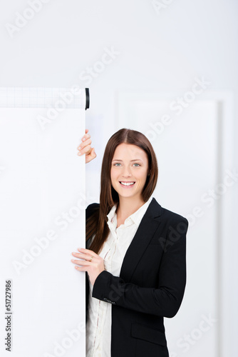Photo: auzubildende steht am flipchart auzubildende steht am flipchart