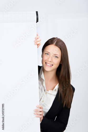 Photo: junge frau schaut am flipchart vorbei junge frau schaut am flipchart vorbei