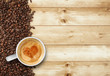 Kaffeetasse auf Holz mit Herz