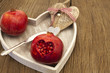 Granatapfel mit Herzausschnitt