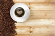 Kaffeetasse auf Holz mit Herz