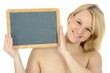 Freundliche junge Frau hält leere Tafel