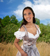 Foto: Wunderhübsche Frau im Dirndl in der Natur Wunderhübsche Frau im Dirndl in der Natur