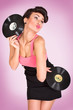Frau mit Schallplatten in den Händen