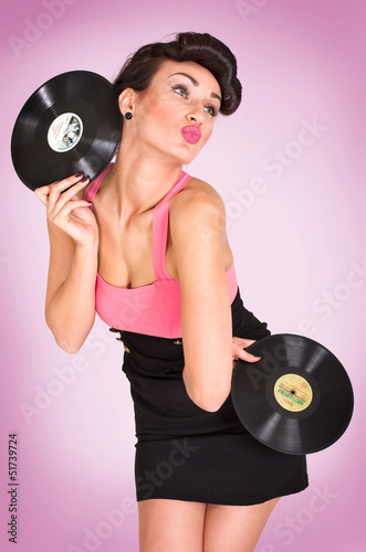 Photo: Frau mit Schallplatten in den Händen Frau mit Schallplatten in den Händen