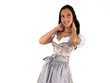 Wunderhübsche Frau im Dirndl vor weißem Hintergrund