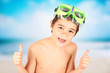 bambino felice sulla spiaggia
