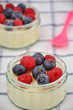 Vanillepudding mit Beeren
