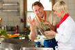 Foto: Chefs in a restaurant or hotel kitchen cooking Chefs in a restaurant or hotel kitchen cooking