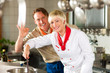 Foto: Chefs in a restaurant or hotel kitchen cooking Chefs in a restaurant or hotel kitchen cooking