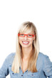 lächelnde frau mit roter brille