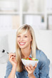 lachende junge frau mit obst