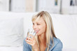 frau trinkt mineralwasser