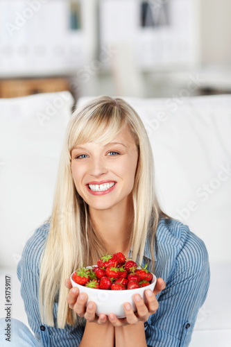 Photo: lachende frau mit einer schale erdbeeren lachende frau mit einer schale erdbeeren