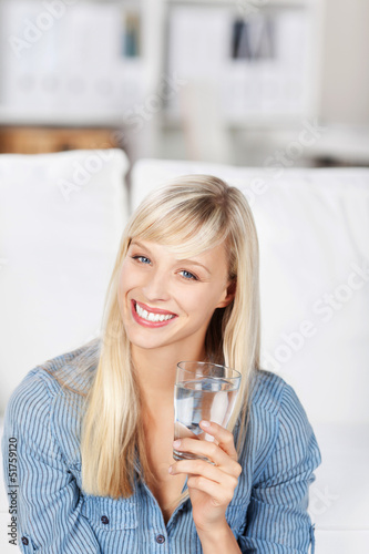 Photo: frau trinkt wasser frau trinkt wasser