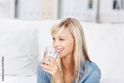 Photo: frau trinkt mineralwasser frau trinkt mineralwasser