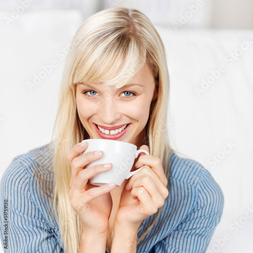 Photo: frau trinkt kaffee frau trinkt kaffee