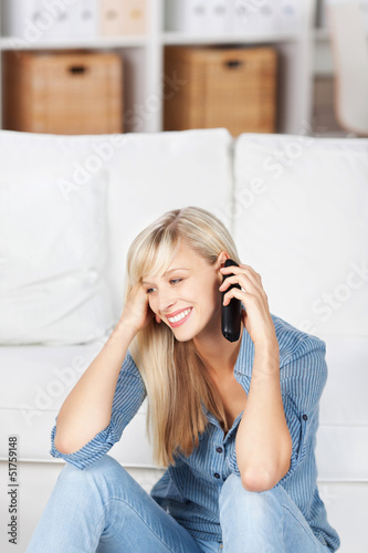 Photo: frau telefoniert zu hause frau telefoniert zu hause