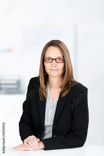 Photo: seriöse frau im büro seriöse frau im büro