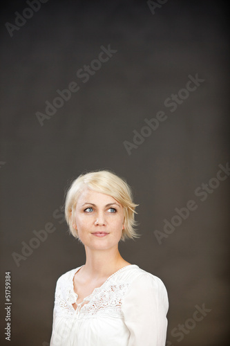 Photo: junge blonde frau schaut nach vorn junge blonde frau schaut nach vorn