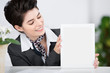 Photo: frau an der rezeption zeigt leeres tablet frau an der rezeption zeigt leeres tablet