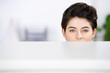 Photo: frau versteckt hinter tisch frau versteckt hinter tisch