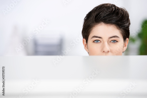 Photo: frau versteckt hinter tisch frau versteckt hinter tisch
