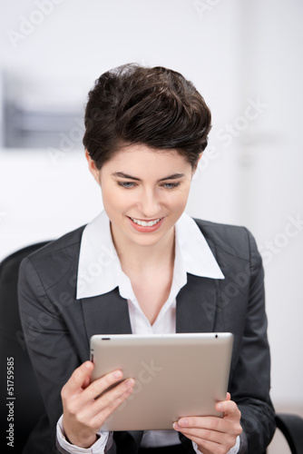 Photo: geschäftsfrau informiert sich am tablet geschäftsfrau informiert sich am tablet