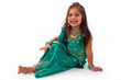 enfant en sari traditionnelle hindou
