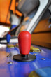 Joystick di un vecchio videogioco in una sala giochi