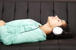 Musik hören auf dem Sofa