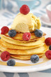 Pancakes mit Beeren und Eis