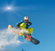 Junger Snowboarder springt