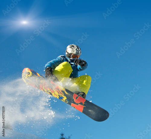 Photo: Junger Snowboarder springt Junger Snowboarder springt