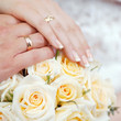 Foto: bride and groom hands bride and groom hands
