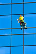 Foto: Washer wash the windows of modern skyscraper Washer wash the windows of modern skyscraper