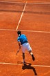 Joueur sur un terrain de tennis en terre battue