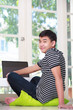 Foto: Teenage asian oy using a laptop Teenage asian oy using a laptop